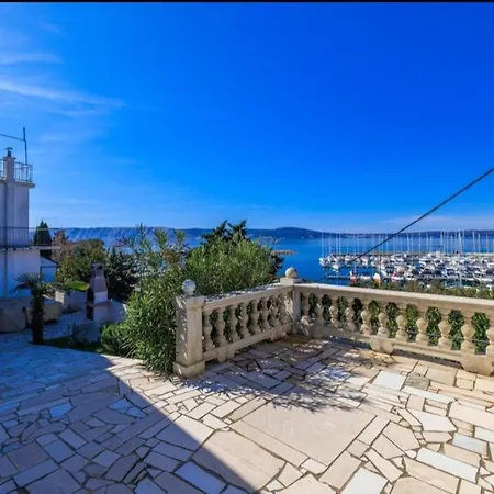 Kapetanova Kuca בית נופש